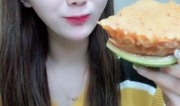 06年网红小姐姐吃瓜,06年网红小姐姐的瓜田奇遇记