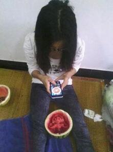 吃瓜娱乐图片搞笑,盘点那些让人捧腹的吃瓜娱乐瞬间